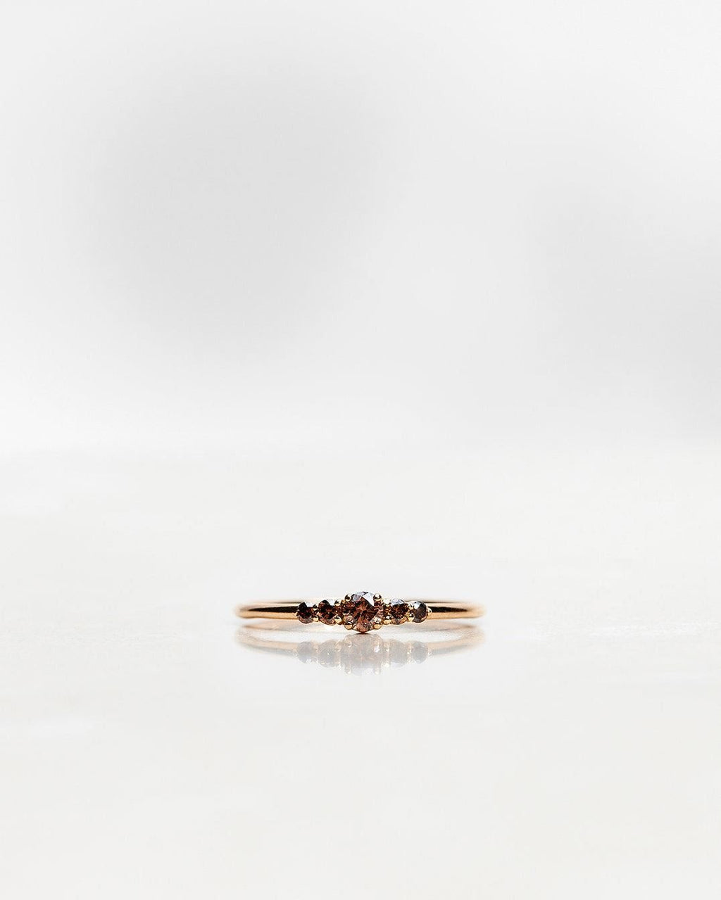 Mini Elise 18K Gold, Whitegold oder Rosengold Ring w. Dunkle Schokoladendiamanten