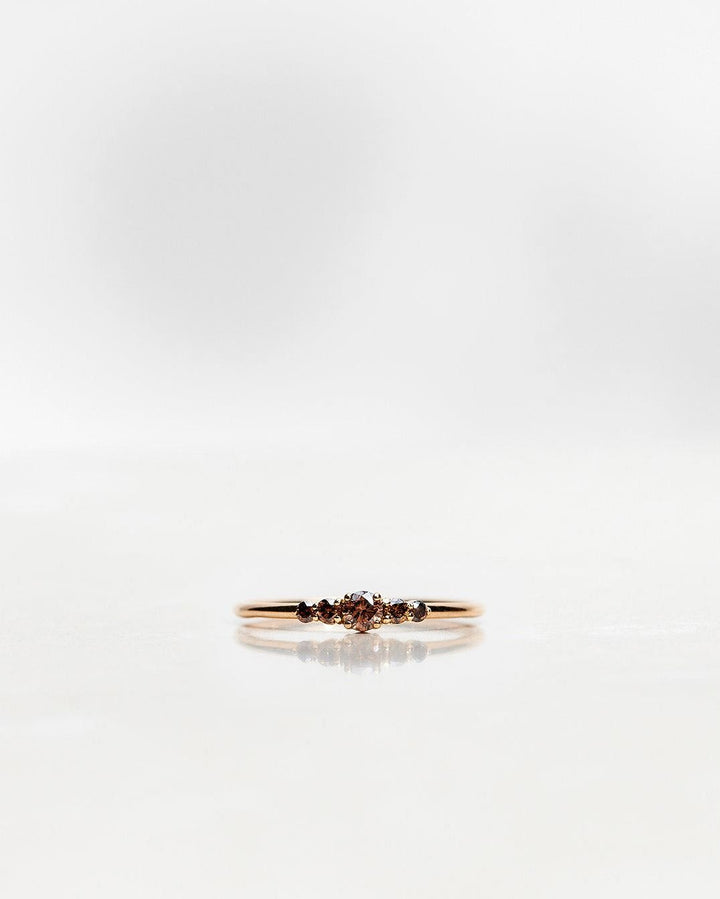 Mini Elise 18K Gold, Whitegold or Rosegold Ring w. Dark Chocolate Diamonds