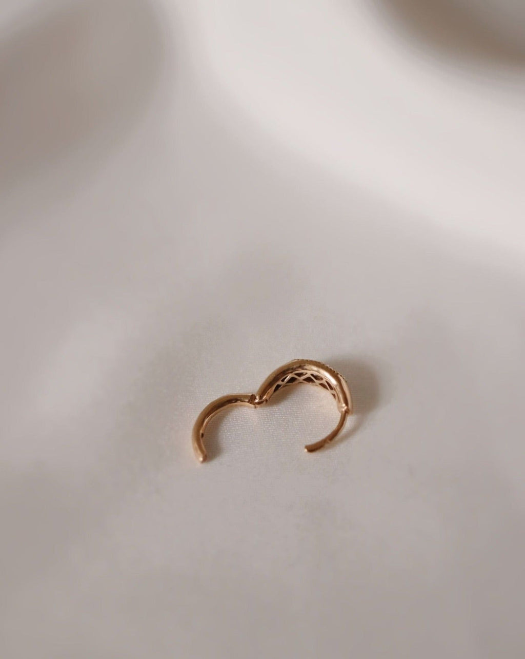 Nonna's 18K Gold, Whitegold or Rosegold Huggie w. Diamonds