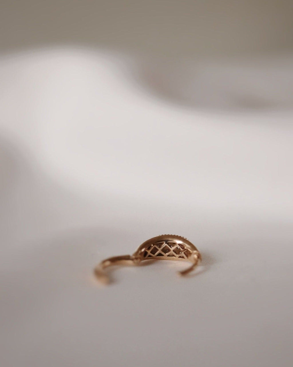 Nonna's 18K Gold, Whitegold or Rosegold Huggie w. Diamonds