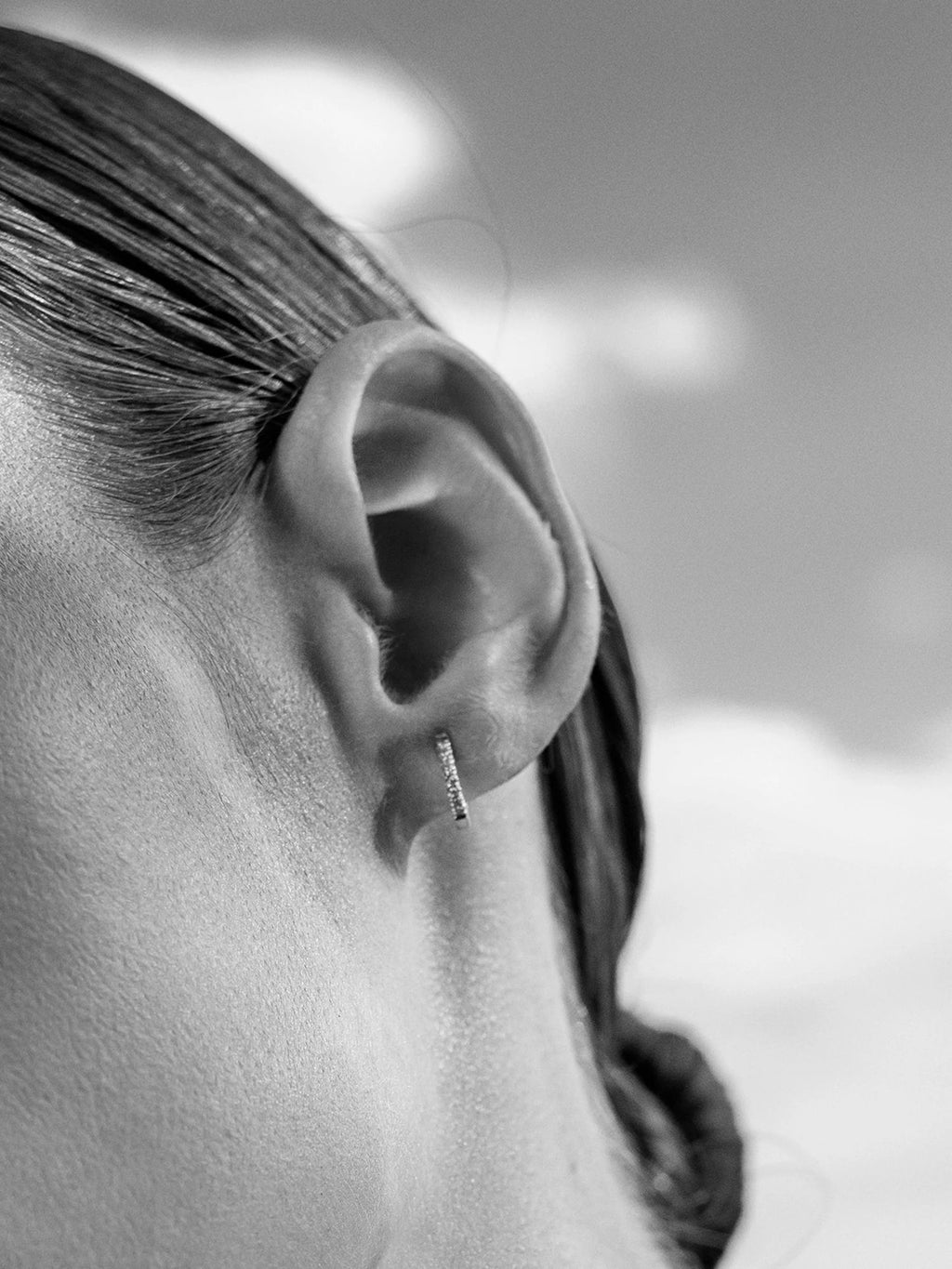 Mini 0.04 14K Gold, Whitegold or Rosegold Huggie w. Diamonds