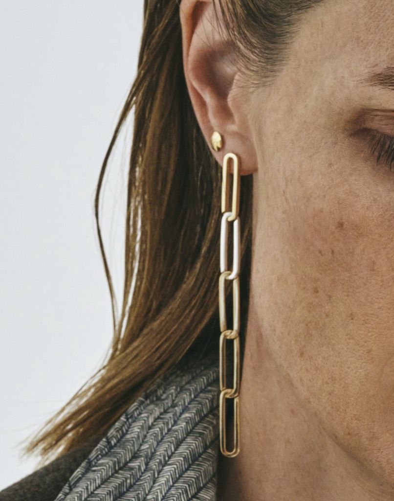 The Sigh V 18K Gold Stud
