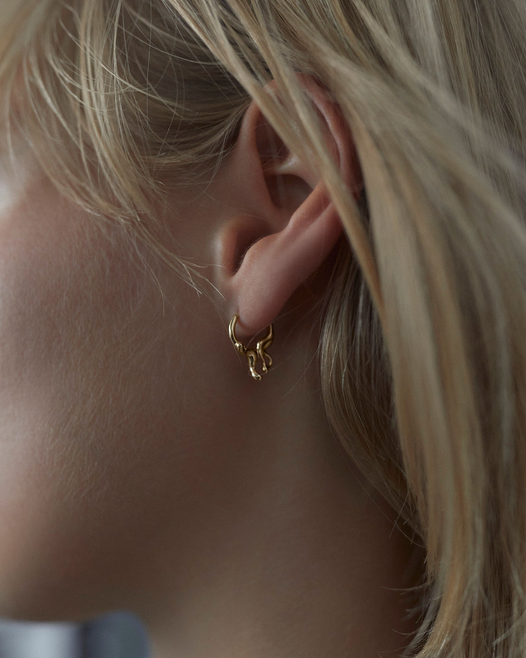 Papillon 14k Gold Huggie