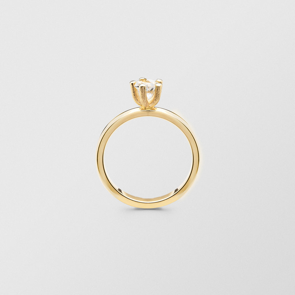 Cocktail 18K Gold Ring w. 5mm Crystal