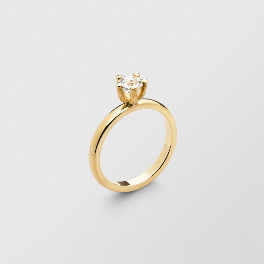 Cocktail 18K Gold Ring w. 5mm Crystal
