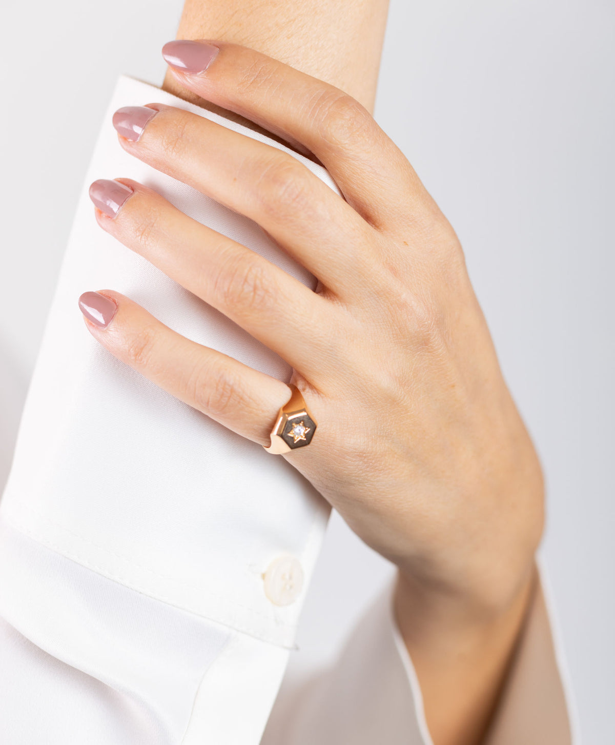 Star Signet 18K Gold, Whitegold or Rosegold Ring w. Diamonds
