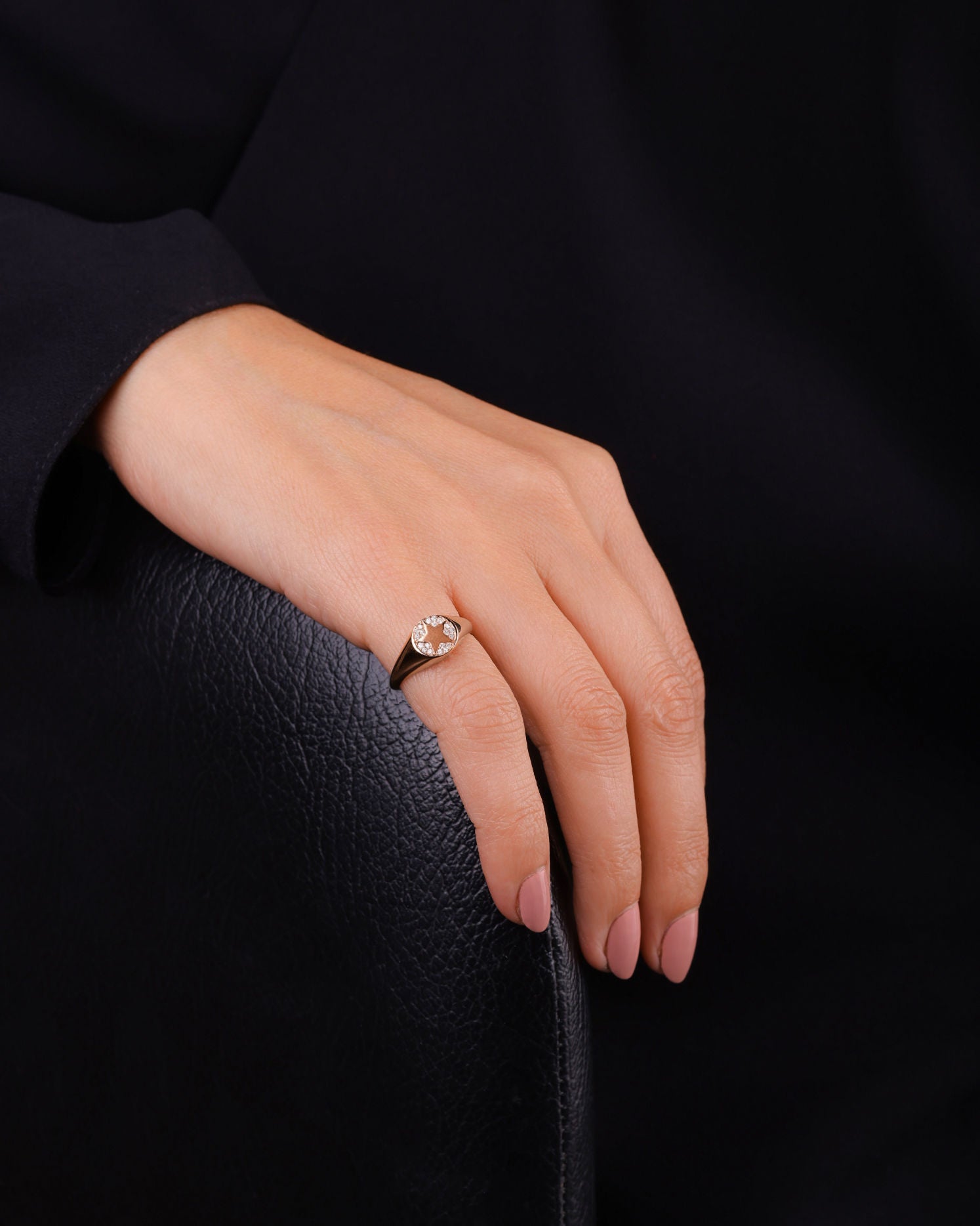 Stjerne Centreret Signet 18K Guld, Hvidguld eller Rosaguld Ring m. Diamanter