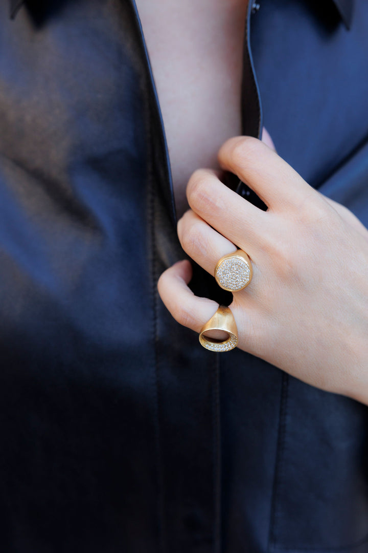 Round 18K Gold, Whitegold or Rosegold Ring w. Diamonds