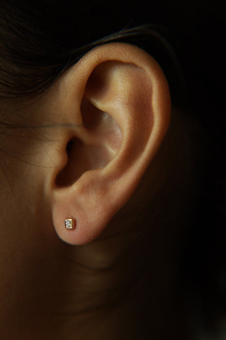 Cube no.1 14K Gold Stud w. Diamond