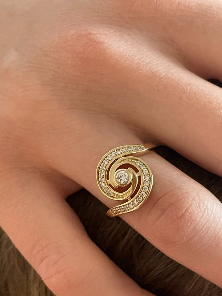 Tourbillon Goldring aus 14K mit Diamanten