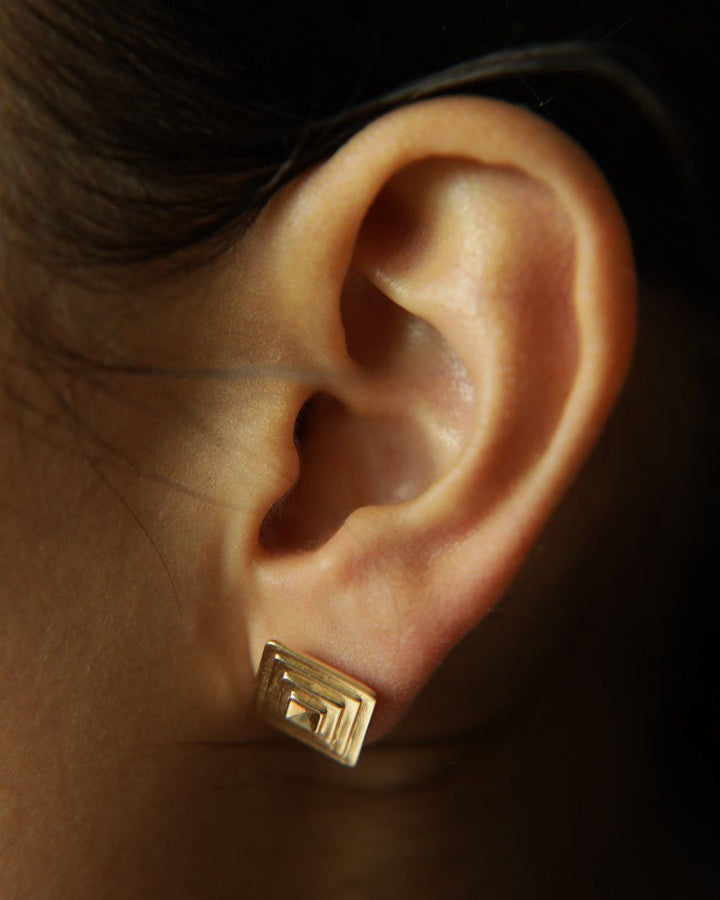 Louvre Ohrstecker aus 10K Gold