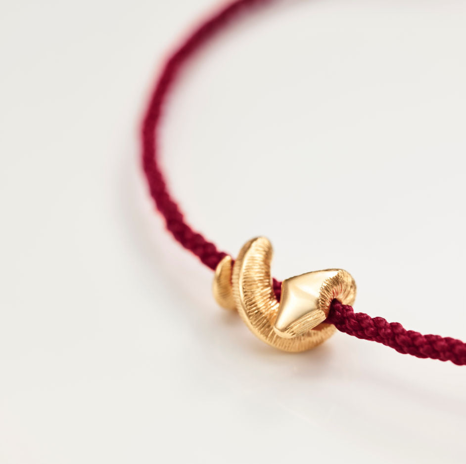 Snakes Mini 18K Gold Pendant w. Red String
