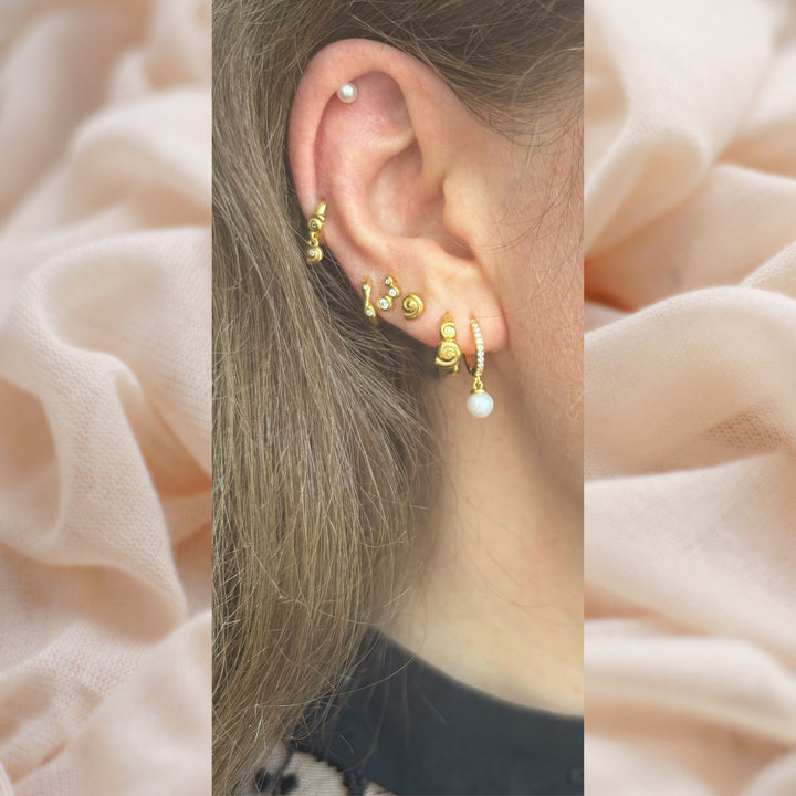 Shelly Large 18k Gold plattiert Huggie W. Zirkonia