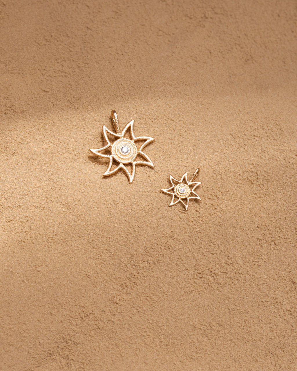 Sun Small 18K Gold Pendant w. 0.019ct Diamond