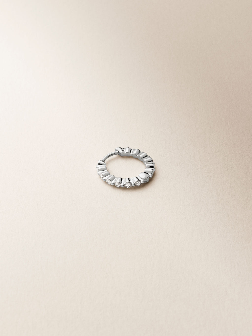 True Romance 10 14K Hvidguld Huggie m. Lab-Grown Diamanter