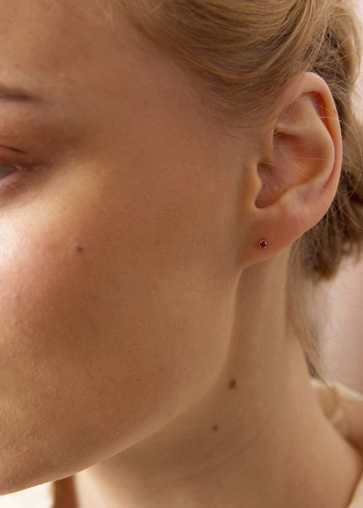 Rainbow 10K Gold Stud w. Ruby