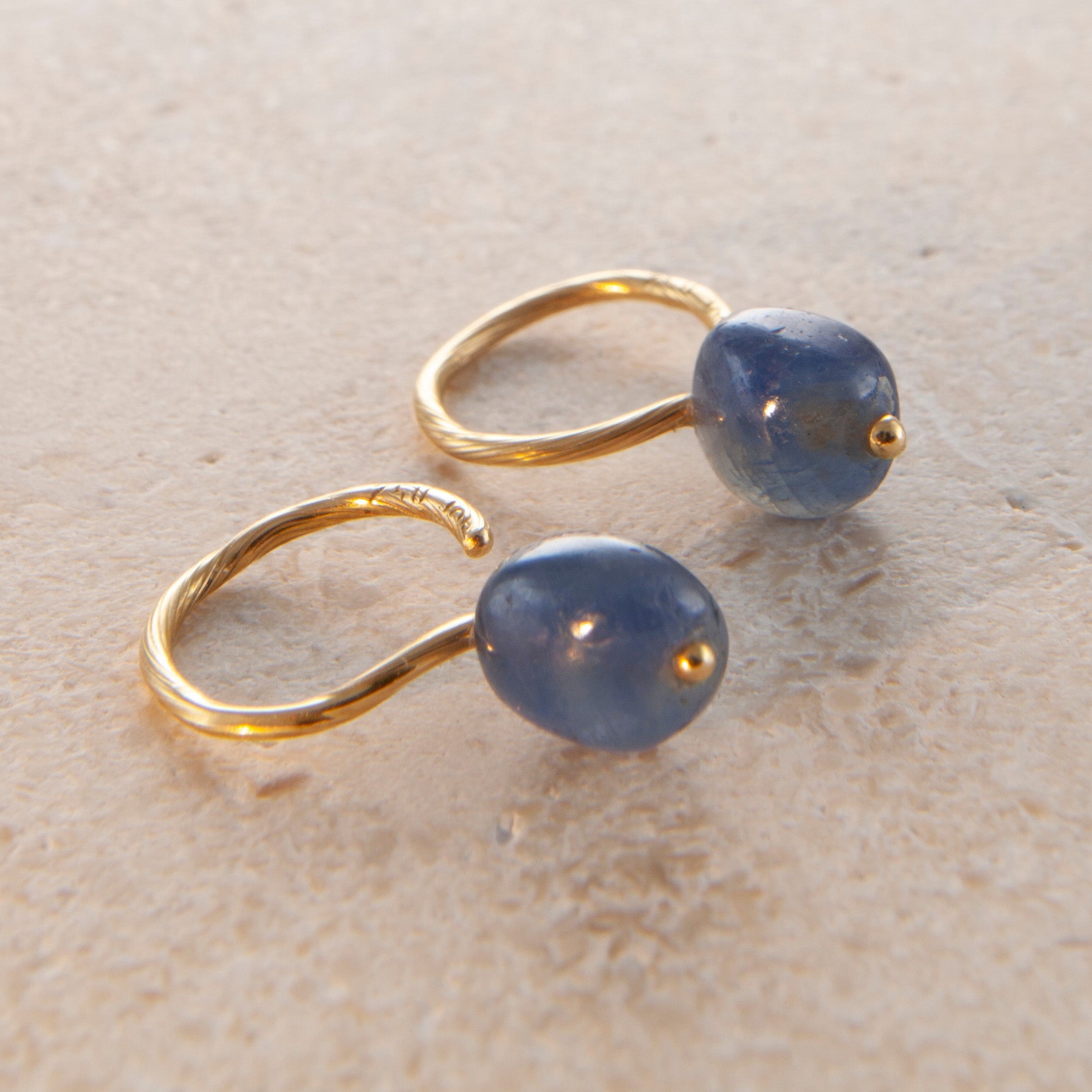 18K Gold Earrings w. Sapphire