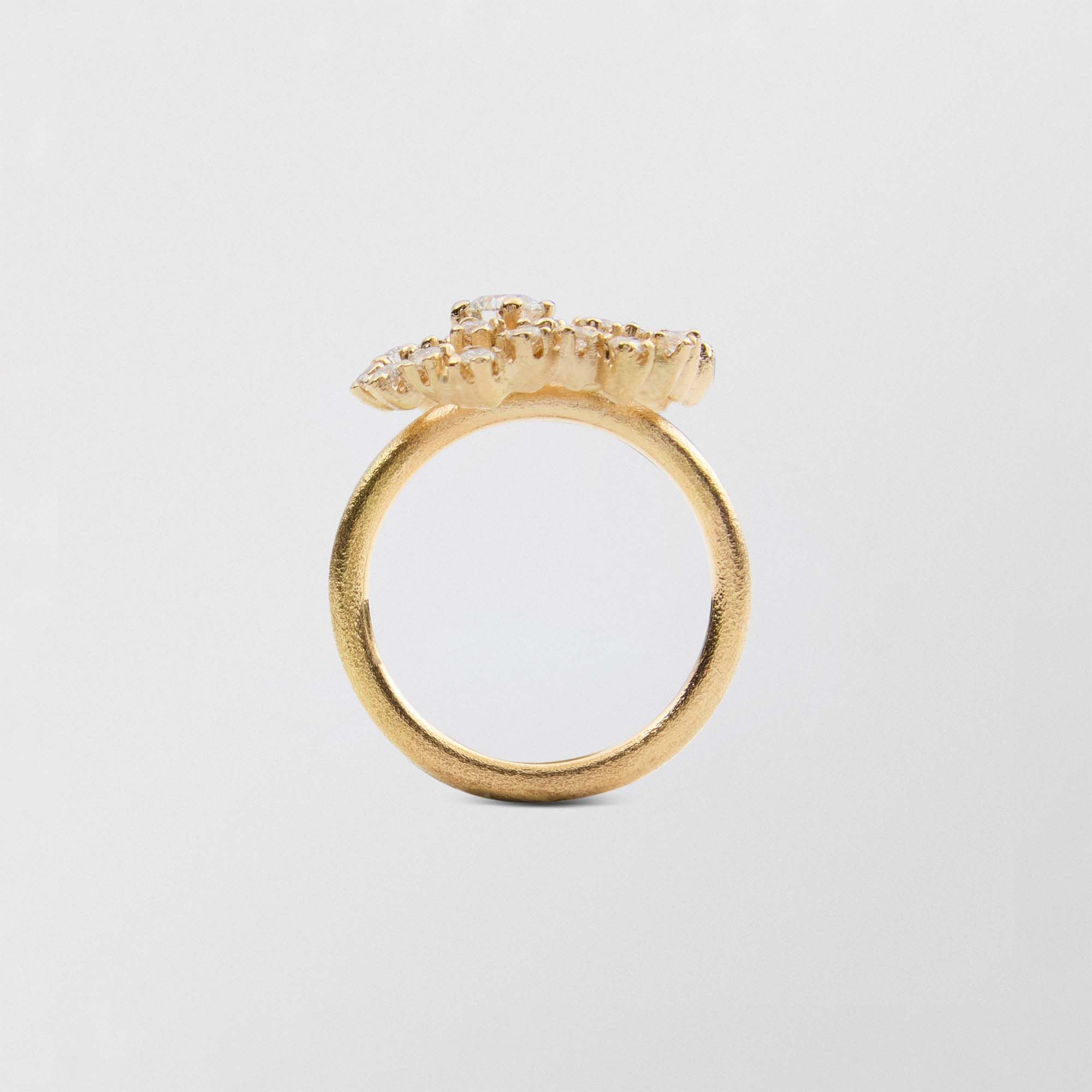 Frosty Swirl 18K Gold Ring w. Diamonds
