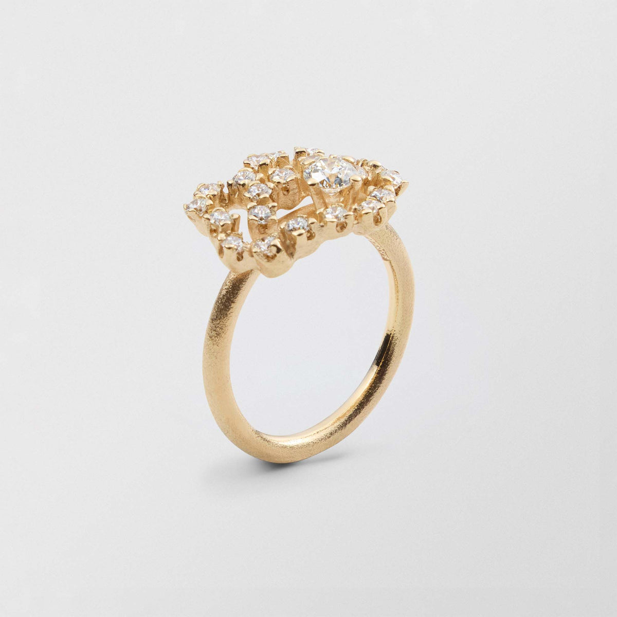 Frosty Swirl 18K Gold Ring w. Diamonds