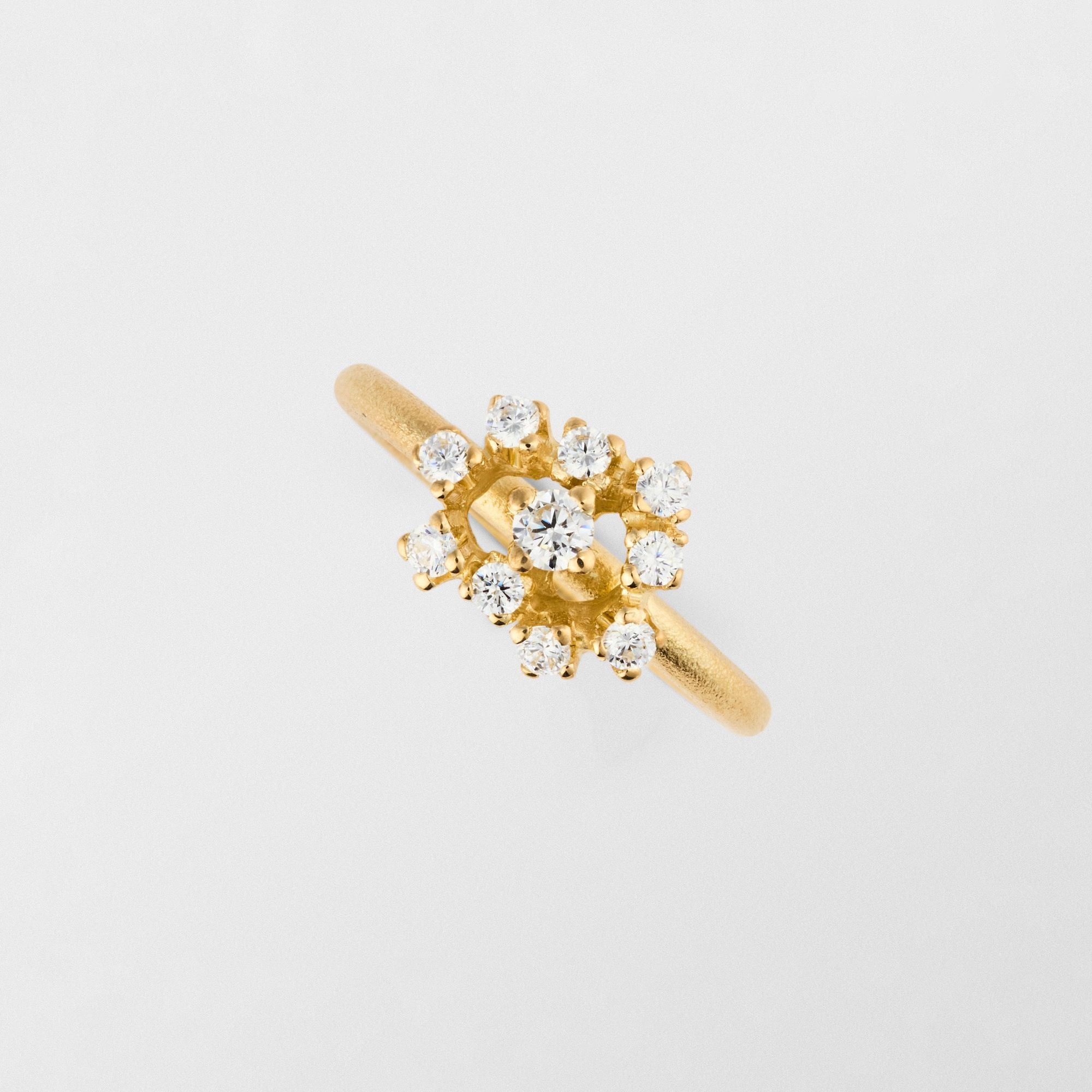 Frosty 18K Gold Ring w. Diamond
