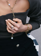 Wavy 18K Gold Ring w. Pearl & Diamonds