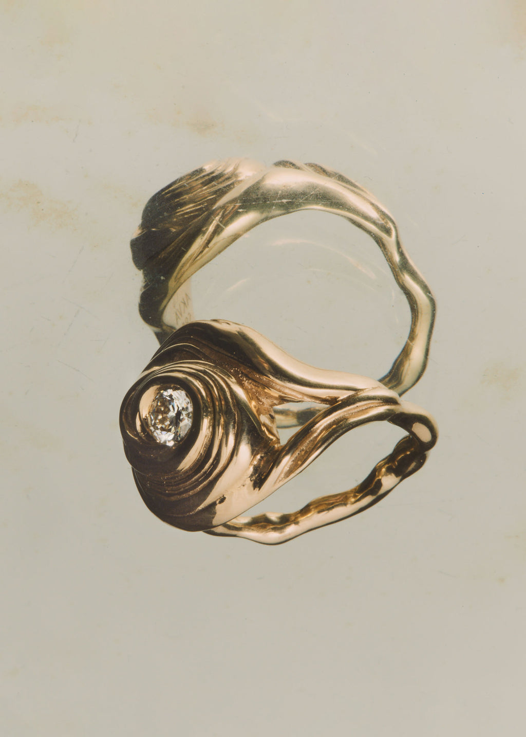 Cochlea Grande 14K Gold Ring w. Mitteldiamant