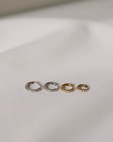 Signature 4mm 18K Gold, Whitegold or Rosegold Huggie w. Diamonds