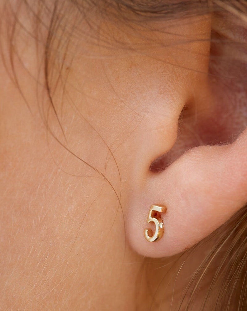 My 1 18K Gold Stud w. Diamond