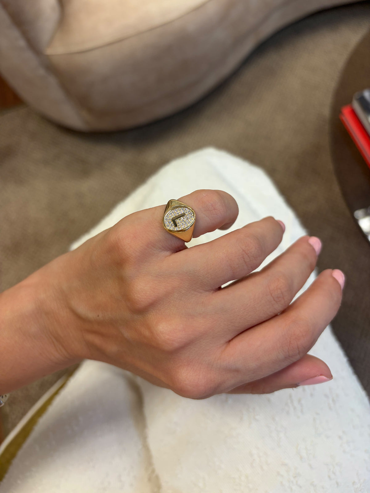 Glimmer Initial 18K Guld Signet Ring m. Diamanter