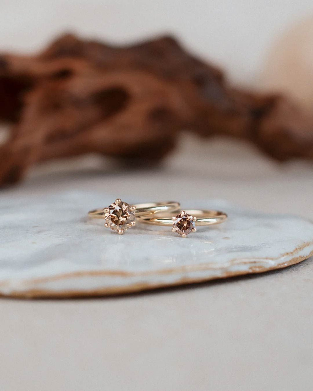 The Solitaire Goldring aus 18K Weißgold oder Rosegold I Chocolate Diamant