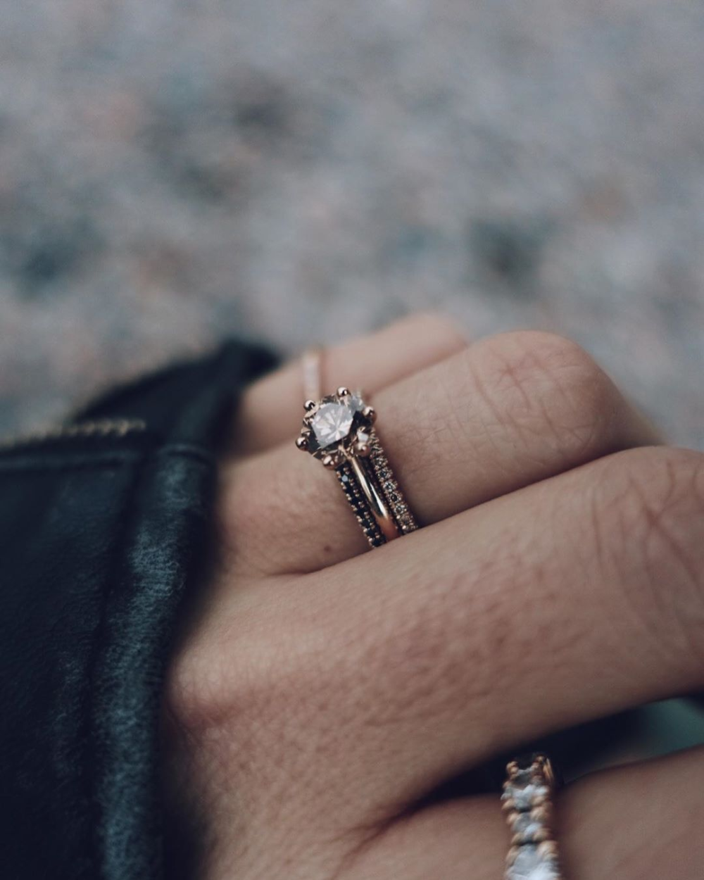 The Solitaire Goldring aus 18K Weißgold oder Rosegold I Chocolate Diamant