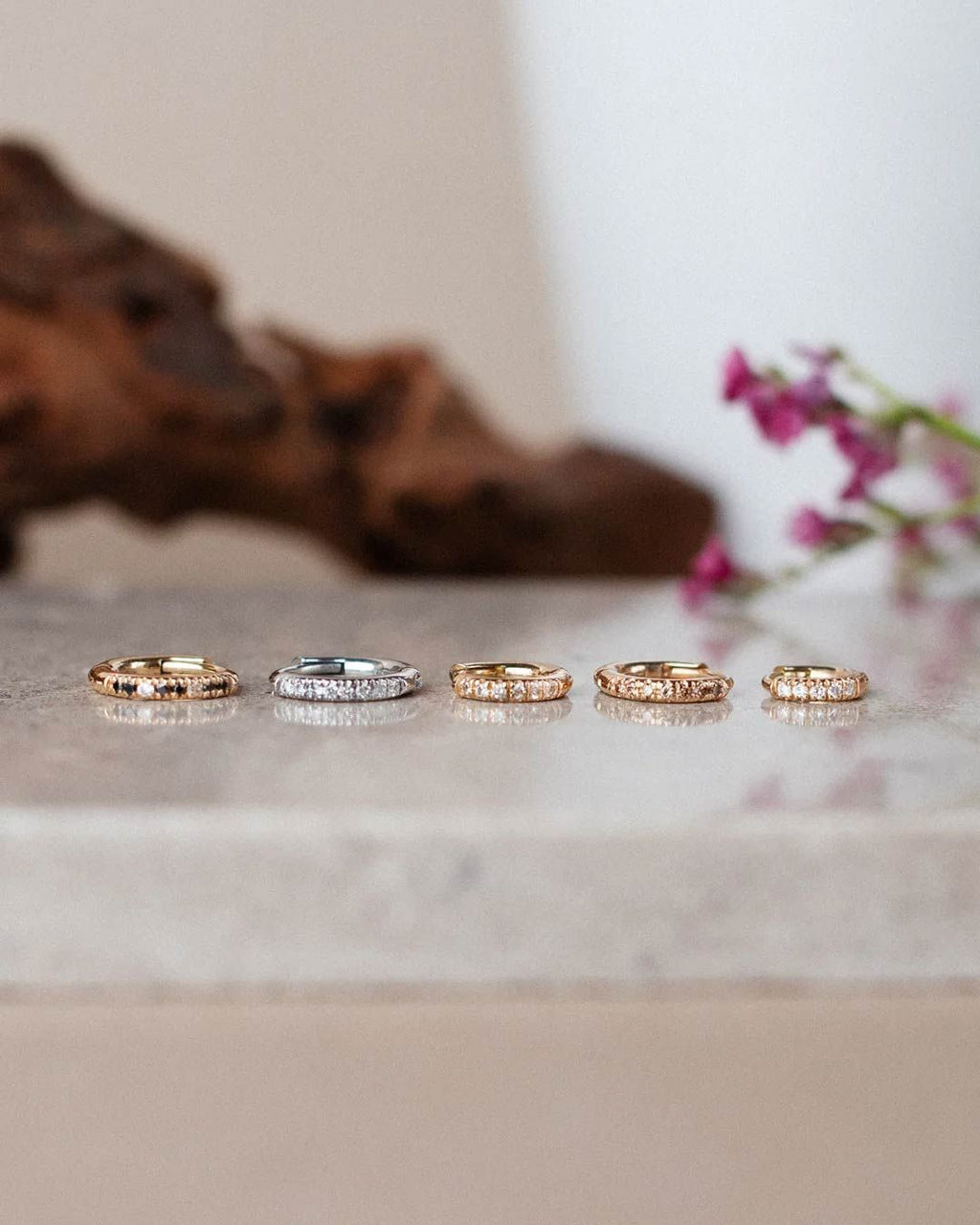 Signature 7mm 18K Gold, Whitegold or Rosegold Huggie w. Diamonds