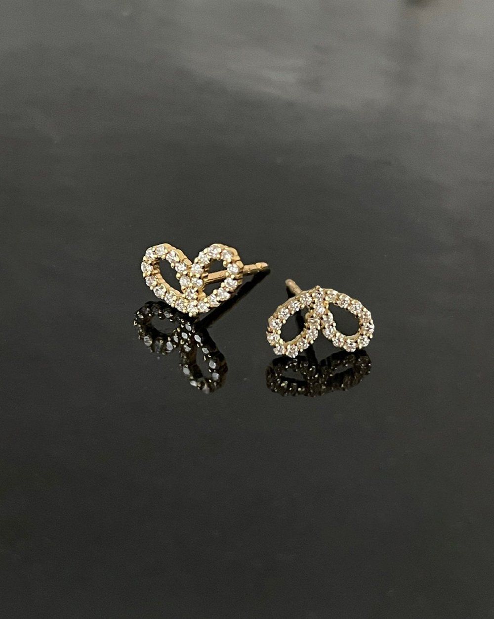 Small Bow 14K Gold Earring w. Diamonds