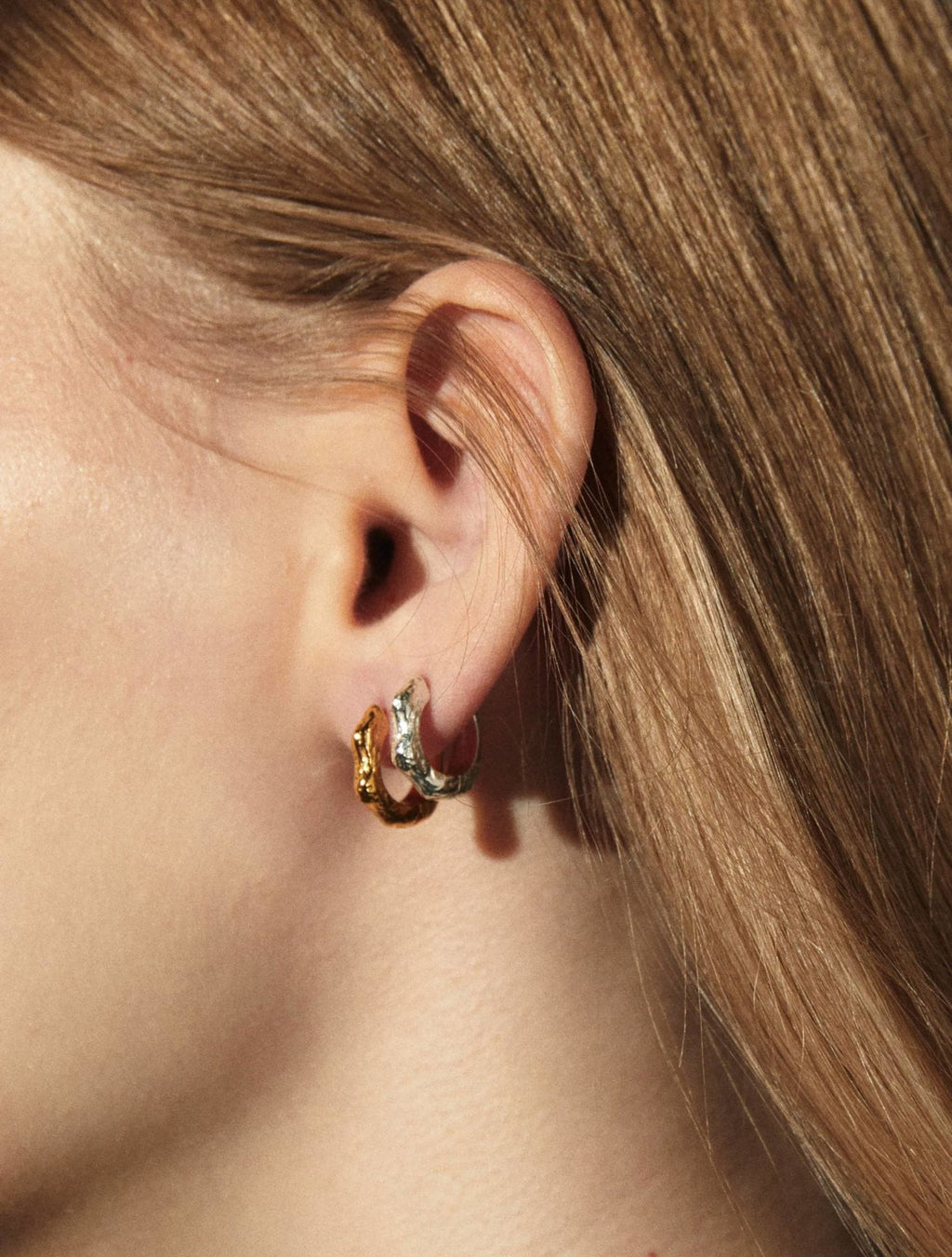 Wave Structured Forgyldte Hoops