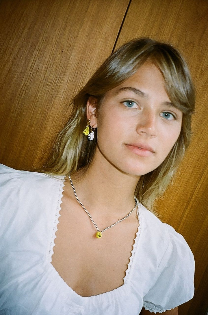 Mini Yin Yang Ørering Forgyldt, Sorte og Hvide Perler