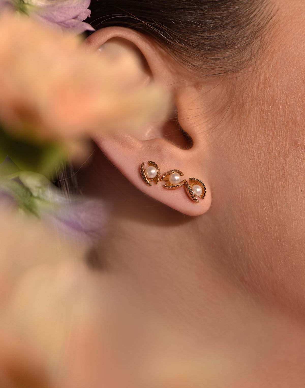 Venus Clam 18K Gold Studs w. Pearls