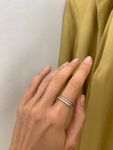 Curve 18K Gold Ring w. 12 Diamonds