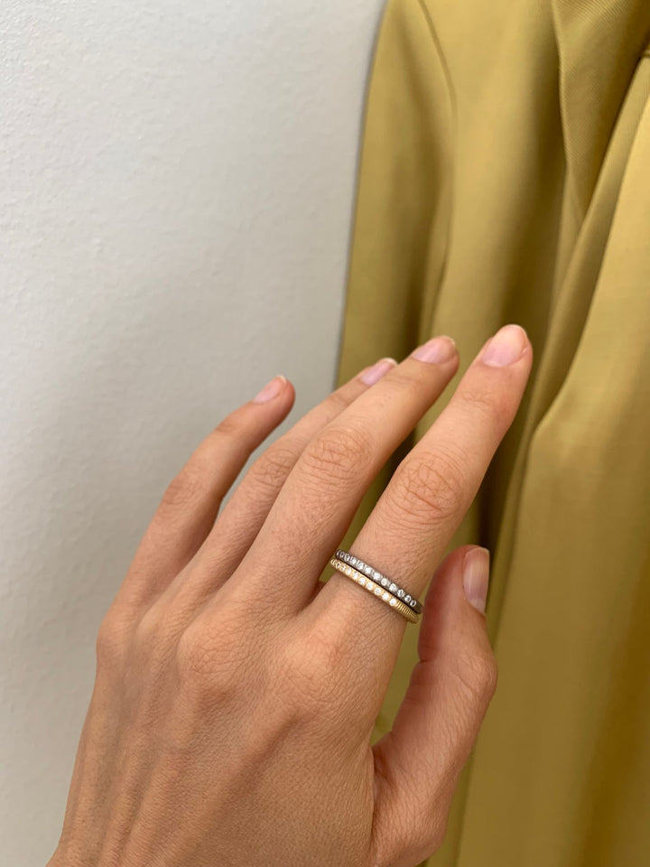 Curve 18K Whitegold Ring w. 12 Diamonds