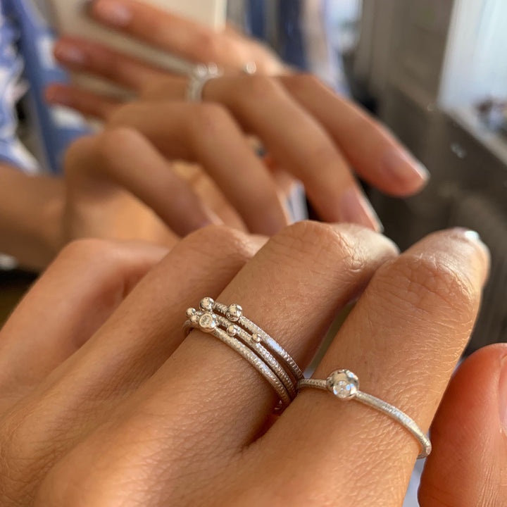 Delphis dot Silver Ring w. Diamond
