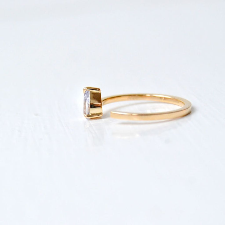 Avama Sudu 18K Gold Ring w. Sapphire