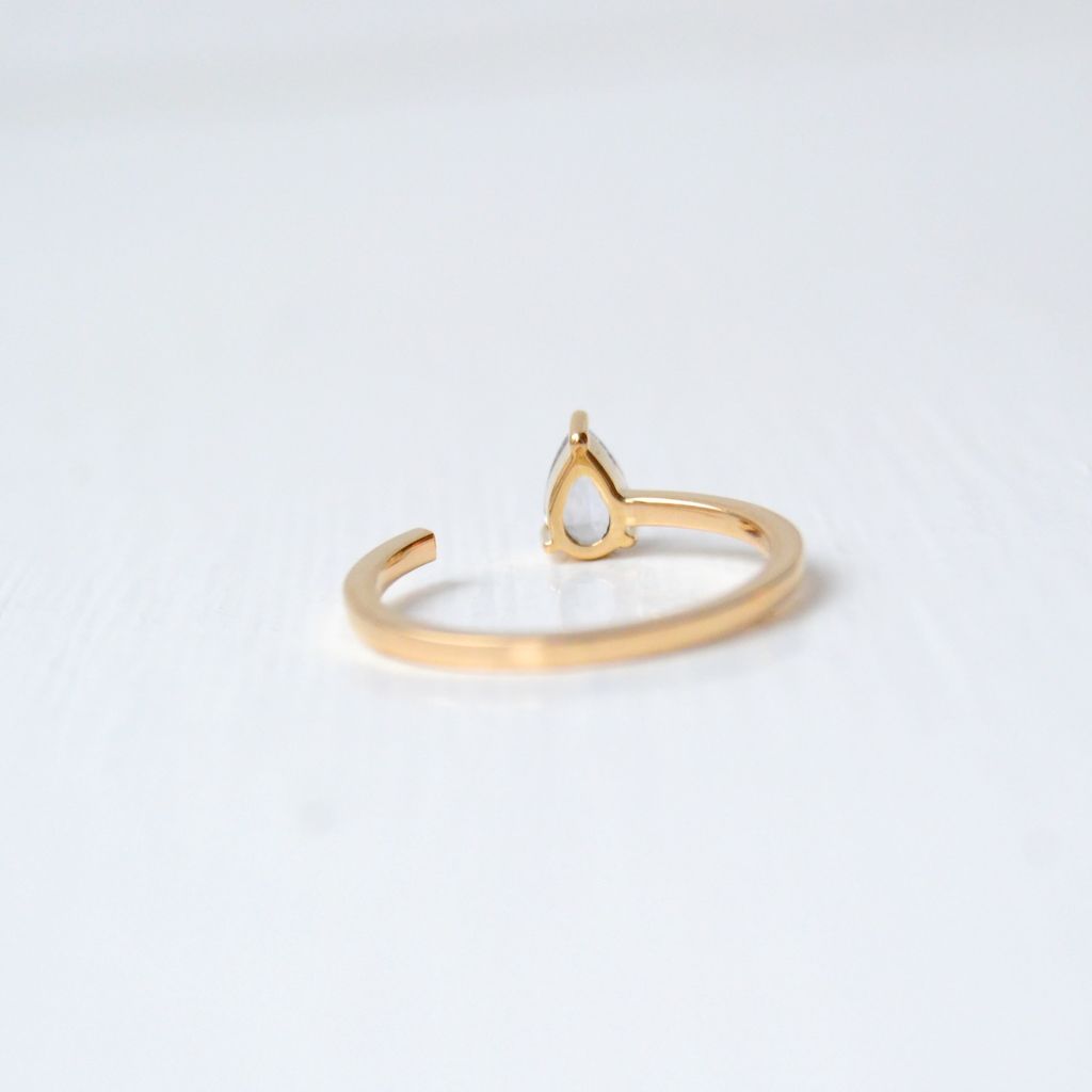 Avama Sudu 18K Gold Ring w. Sapphire