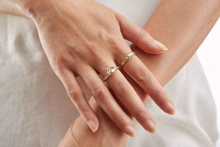 Band 9K Gold Ring w. Ocean Diamond