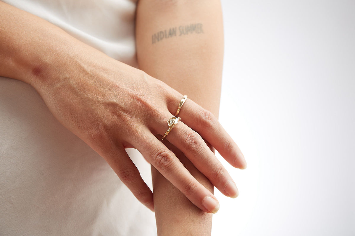 Band 9K Gold Ring w. Ocean Diamond