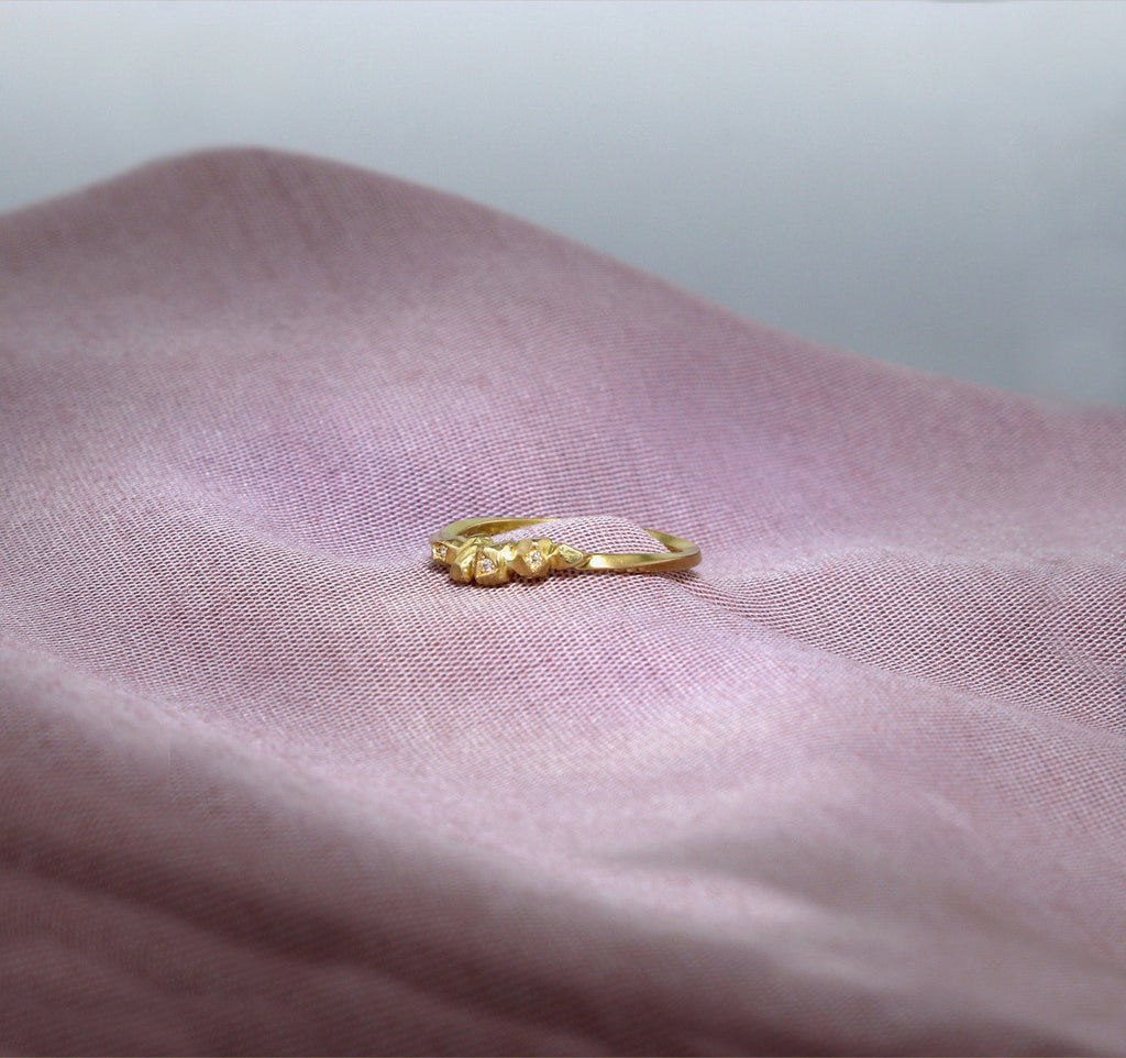 Delicate Nugget Ring Gold, White Diamonds