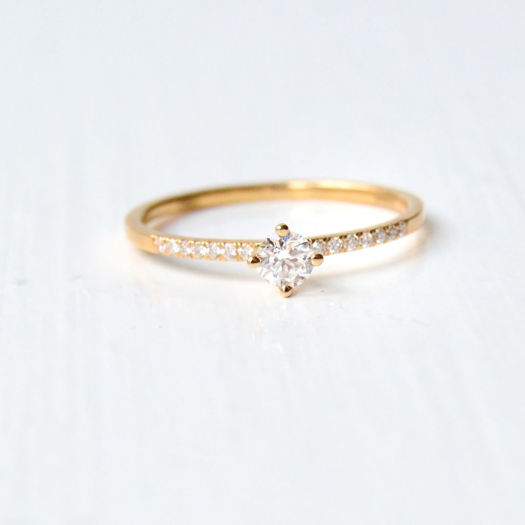 Taruva 18K Gold Ring w. Diamonds