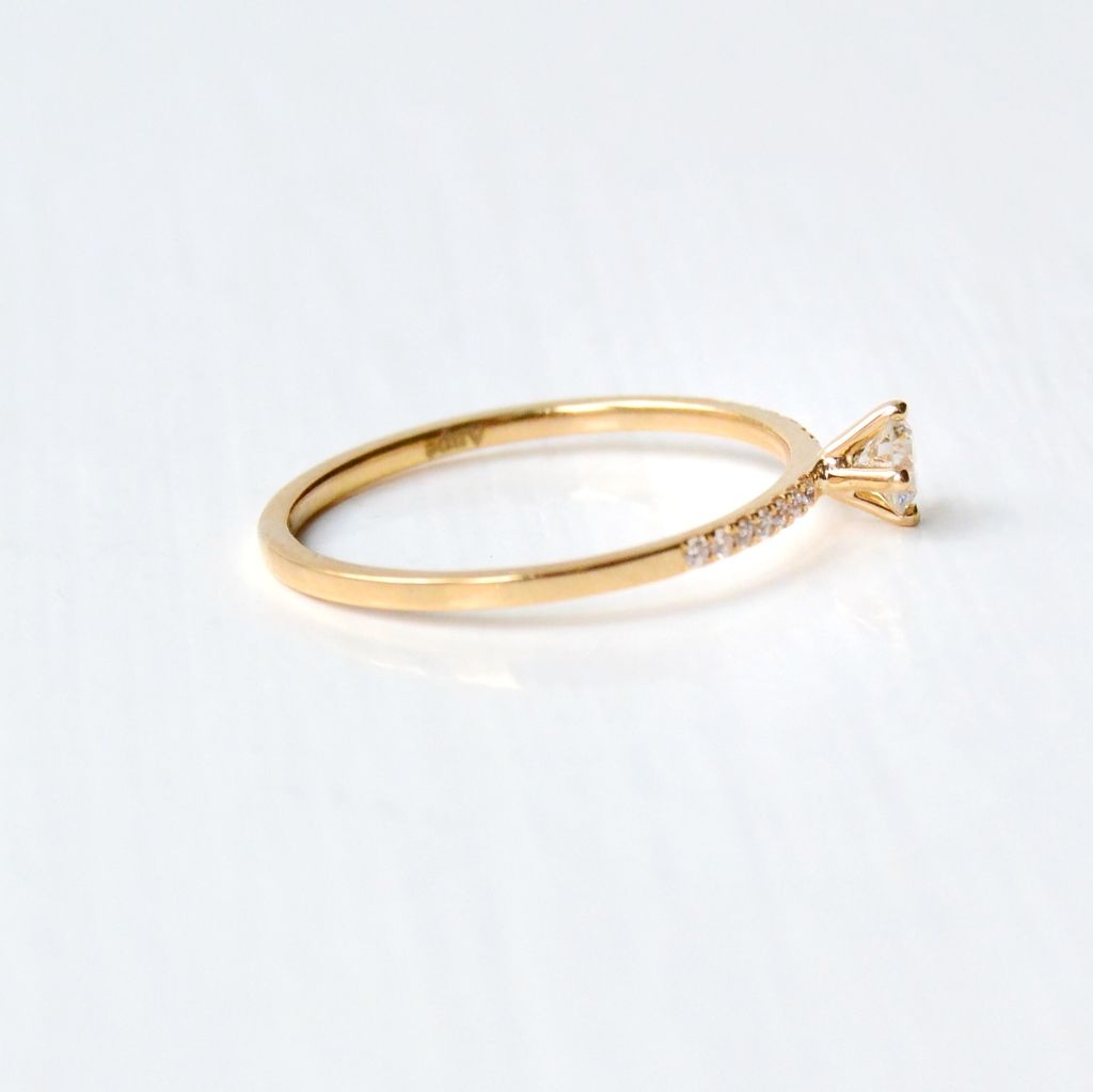 Taruva 18K Gold Ring w. Diamonds