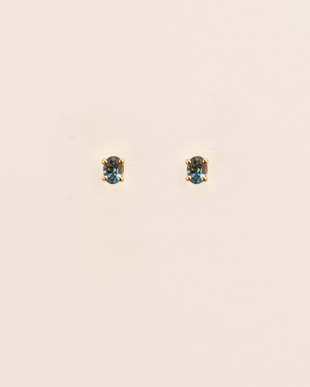 18K Gold Studs w. Blue Topaz