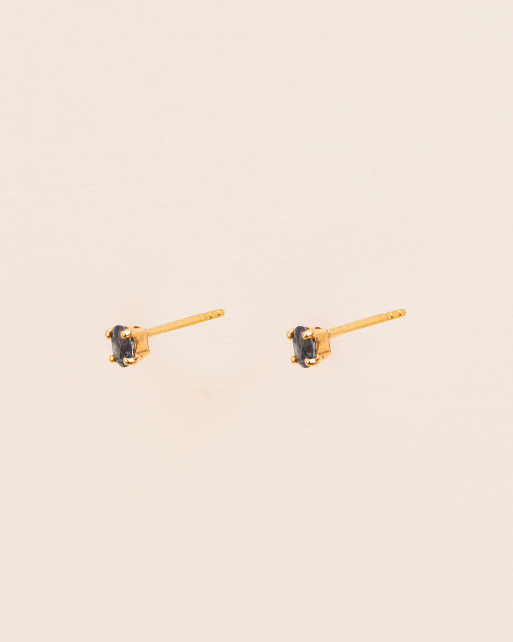 18K Gold Studs w. Blue Topaz