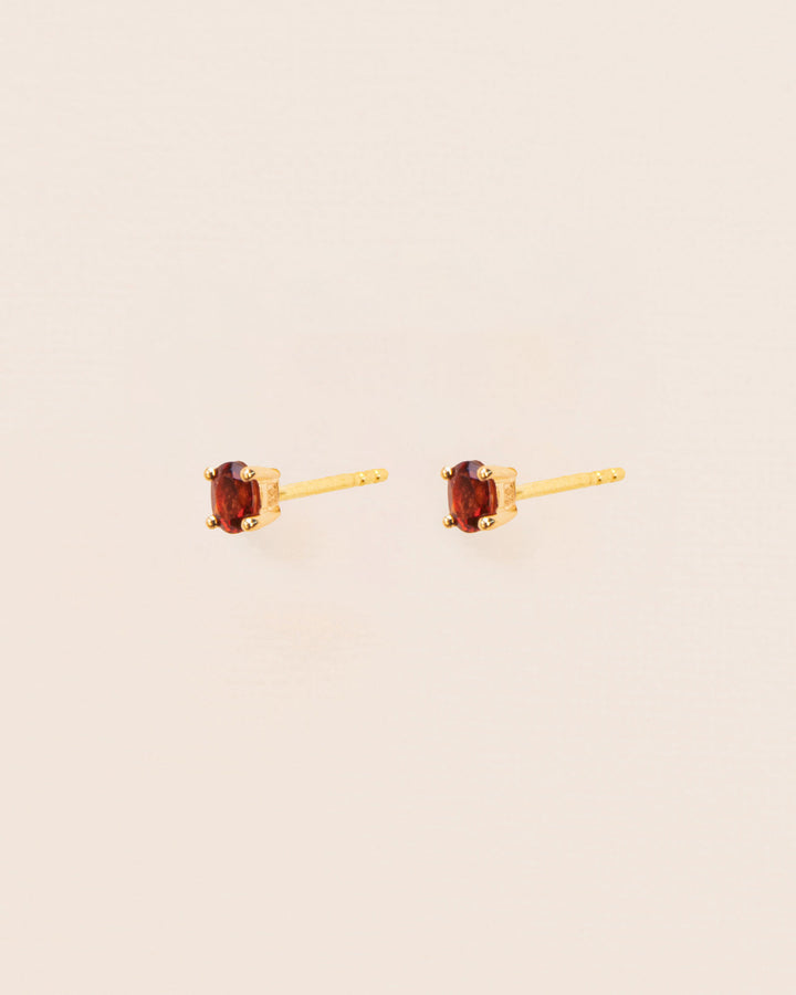 18K Simple Gold Studs w. Red Garnet