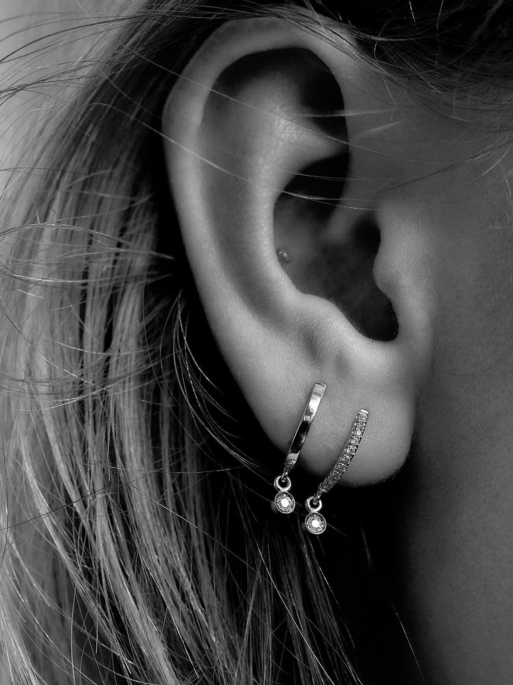 Drop 0.08 14K Gold, Whitegold or Rosegold Huggie w. Diamond